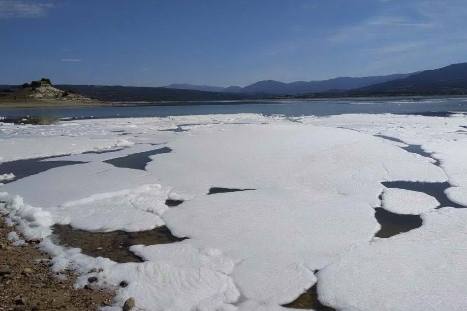 Lago Omodeo, è allarme per una marea di schiuma a Sedilo
