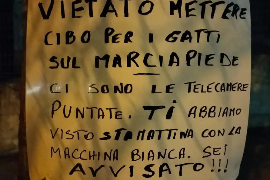 Il cartello minaccioso (foto L'Unione Sarda-Tellini)