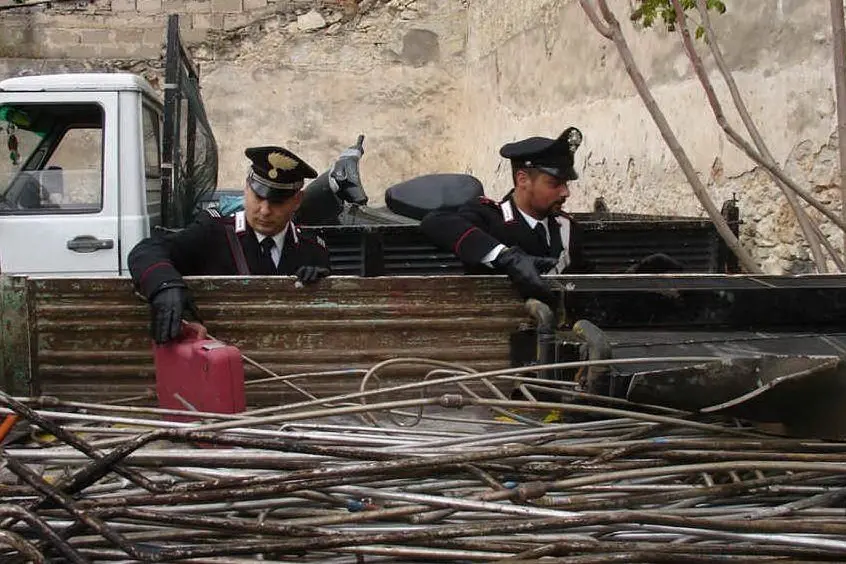 I carabinieri e parte del materiale rubato