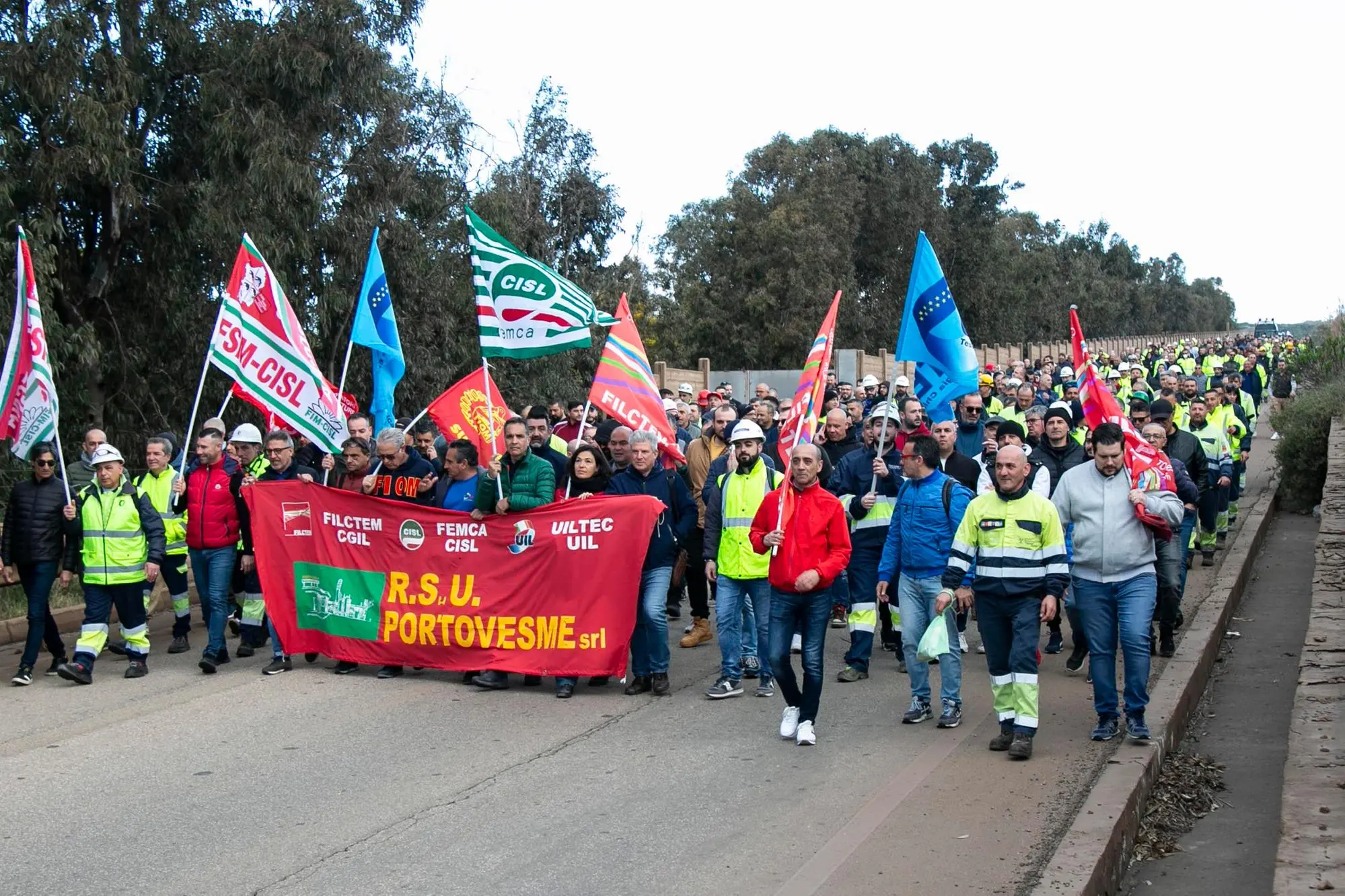 Die Arbeiter von Portovesme marschieren zum Haupteingang (Foto Murru)