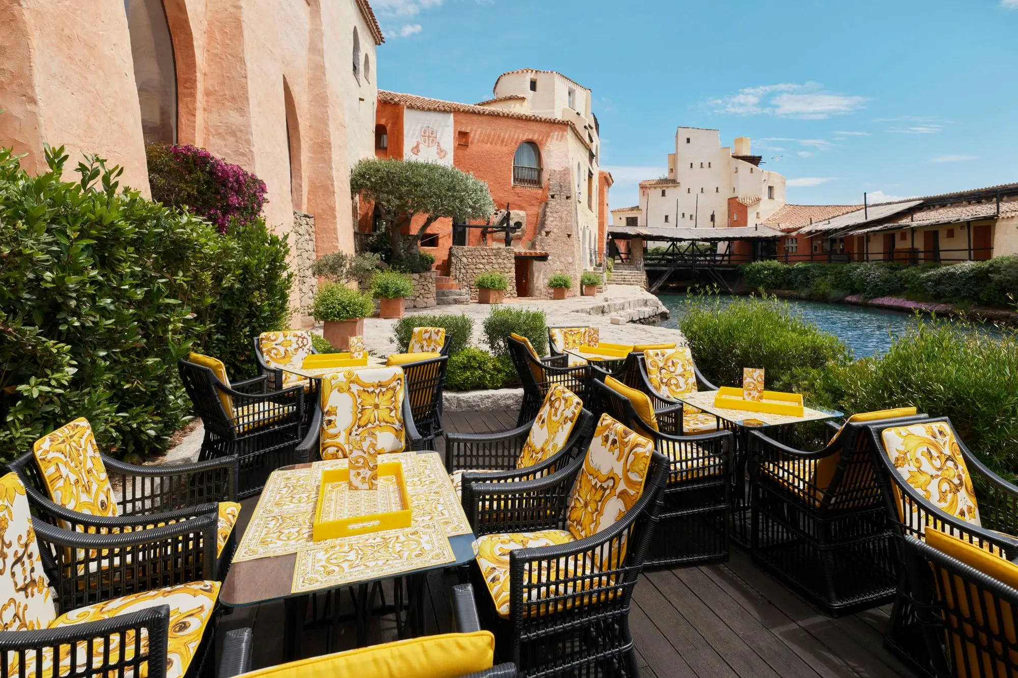 Una delle terrazze dell’Atrium Bar del Cala di Volpe firmate da Dolce&Gabbana