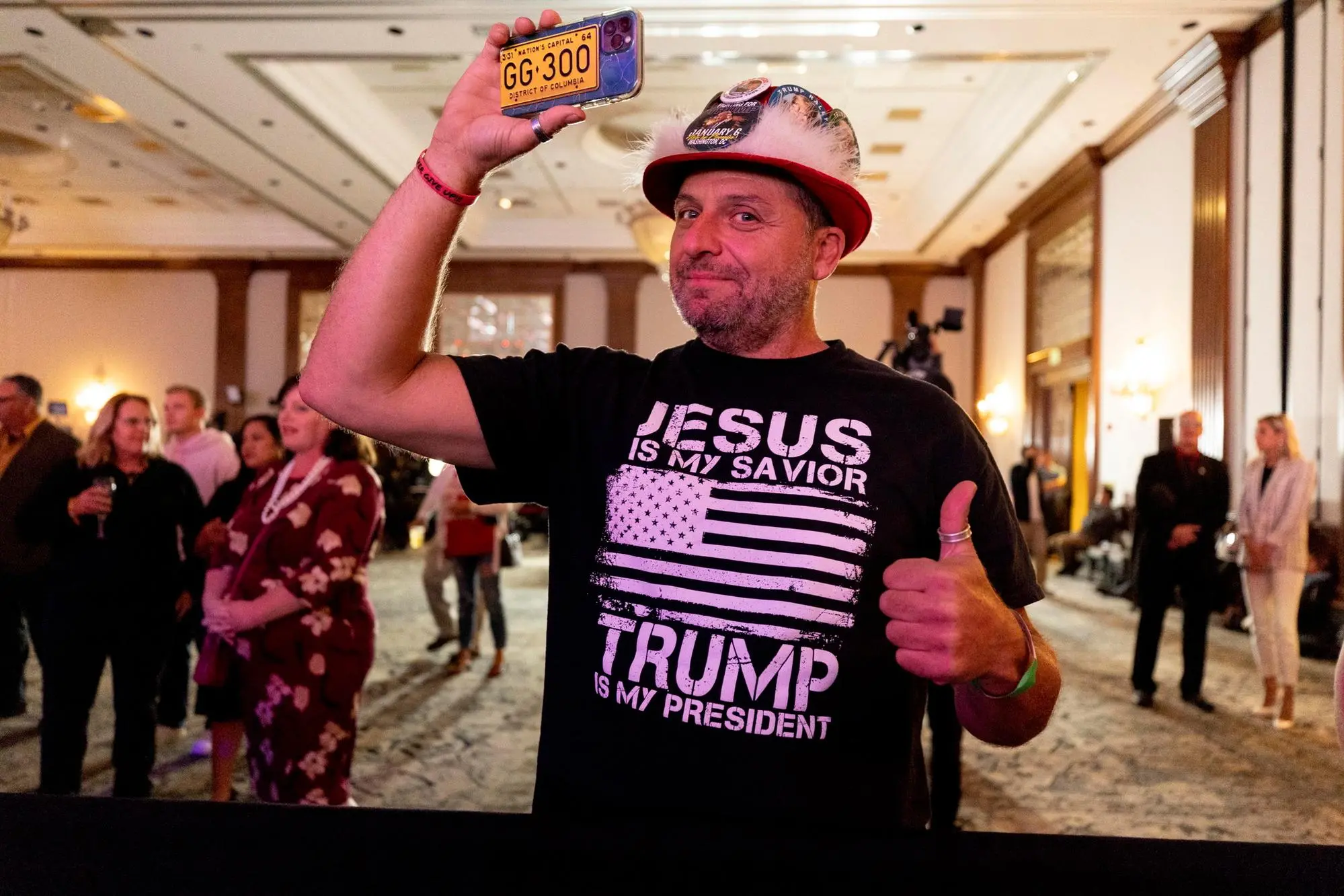 Un supporter di Trump al voto (Ansa)