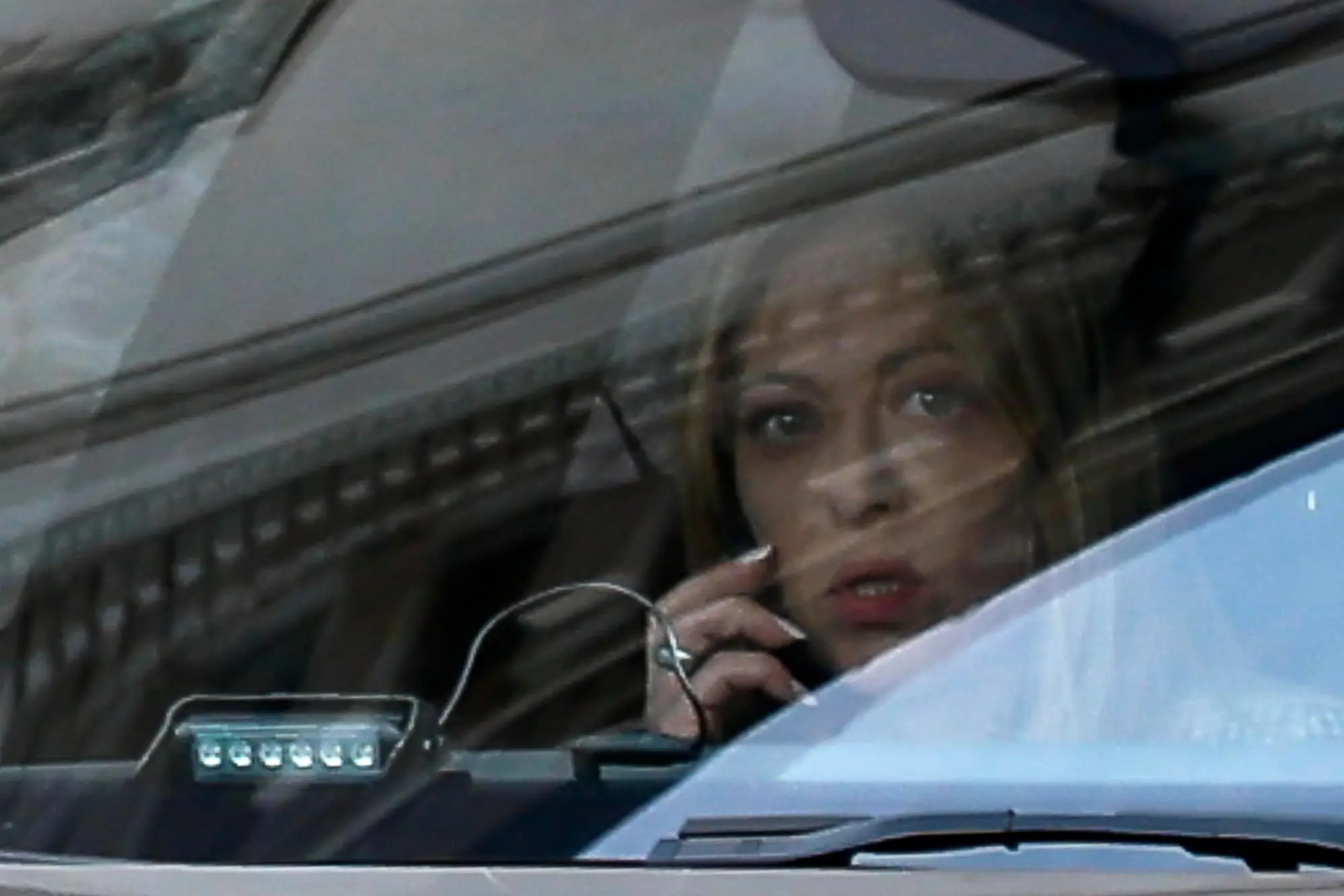 La presidente del Consiglio Giorgia Meloni lascia il Quirinale al termine del giuramento di Gianmarco Mazzi a nuovo ministro del Turismo, 03 aprile 2026. ANSA/ANGELO CARCONI