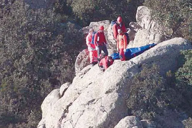 I soccorritori sul monte dopo lo schianto (Archivio L'Unione Sarda)