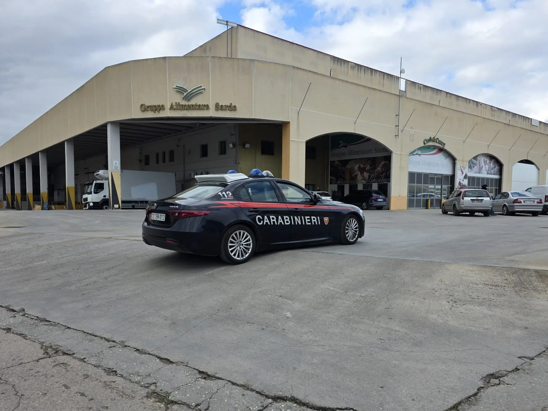 I carabinieri sul luogo dell'incidente mortale sul lavoro (Foto: Floris)