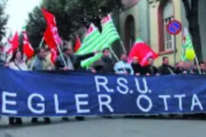 Una manifestazione di protesta degli operai della Legler (Archivio)