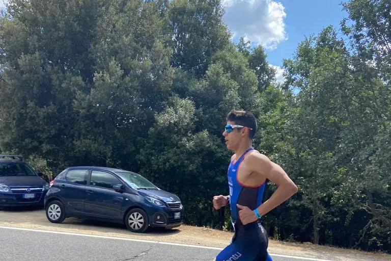 Riccardo Spanu durante la gara (foto concessa dalla FITri)