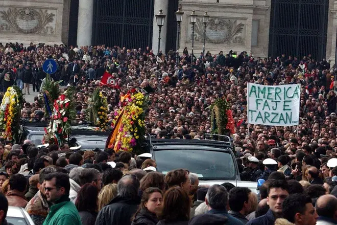 Scortato da sei vigili urbani in motocicletta il carro funebre di Alberto Sordi lascia piazza San Giovanni nel 2003 ANSA - MARIO DE RENZIS