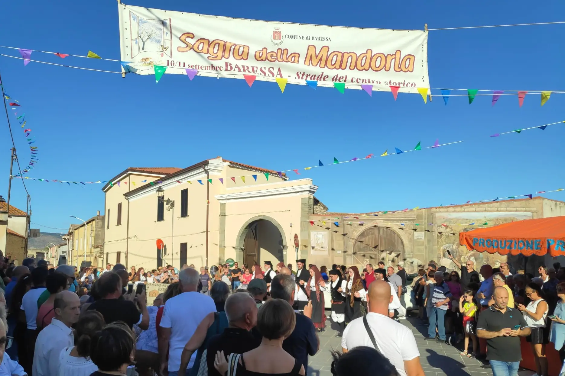 Immagine di repertorio della Sagra della Mandorla