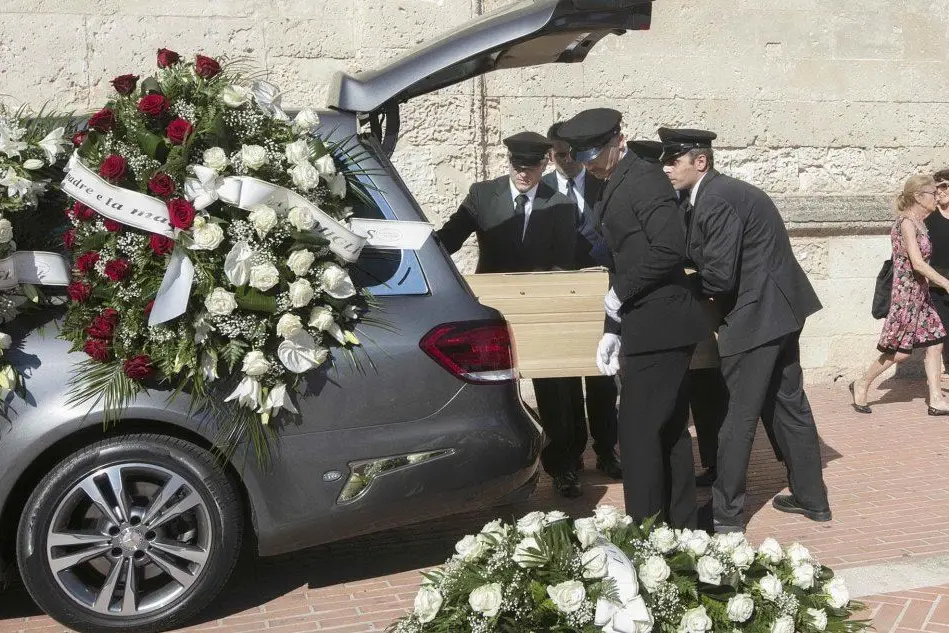 Il funerale (foto L'Unione Sarda - Messina)