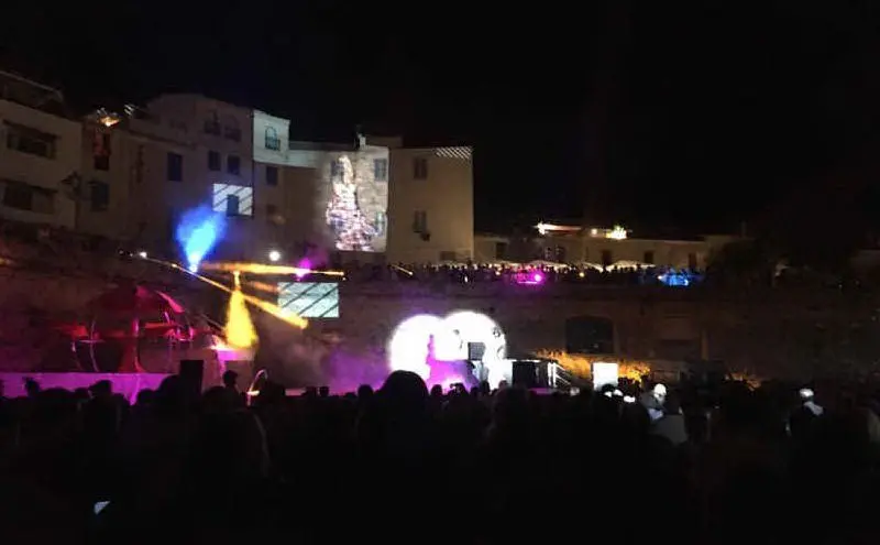 Turisti e cittadini di Alghero hanno assistito allo spettacolo