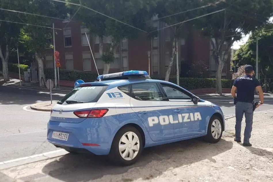 La polizia in viale Merello a Cagliari