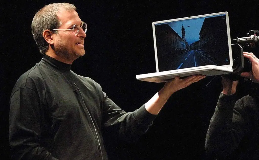 Steve Jobs presenta un computer decisamente più recente
