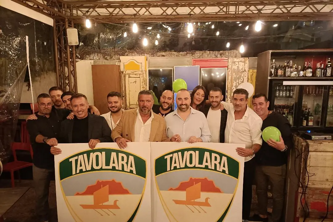 Guadagni col gruppo dirigenziale del Tavolara durante la presentazione (foto Giagnoni)