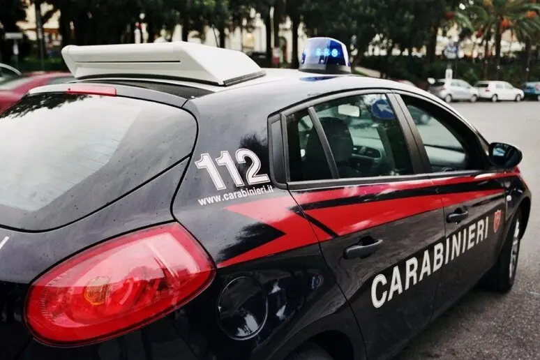 Modena, sacerdote accoltellato alla gola nel centro storico: è caccia all’aggressore Carabinieri (foto Ansa)