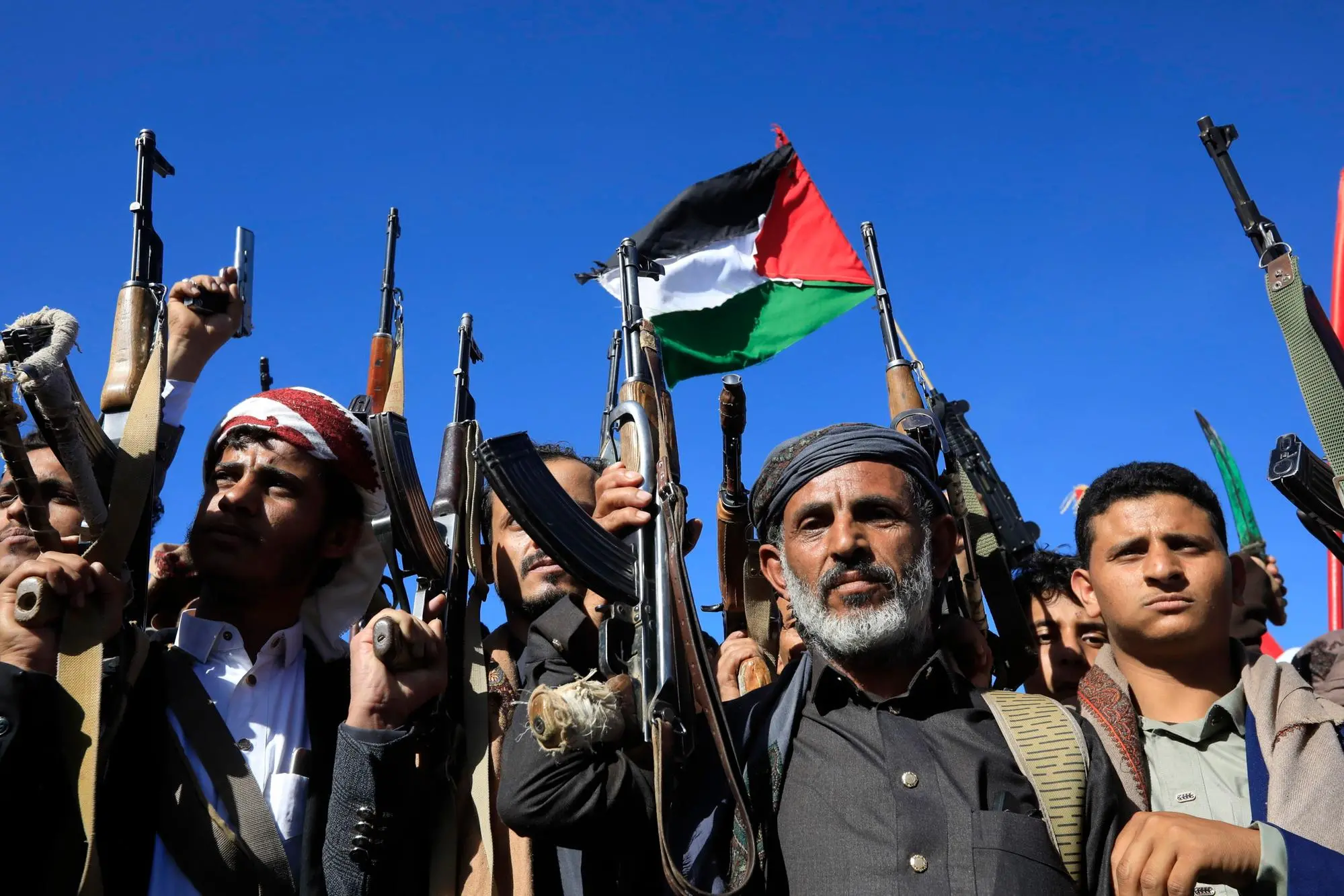 Protesta Houthi contro Stati Uniti e Israele (foto Ansa/Epa)