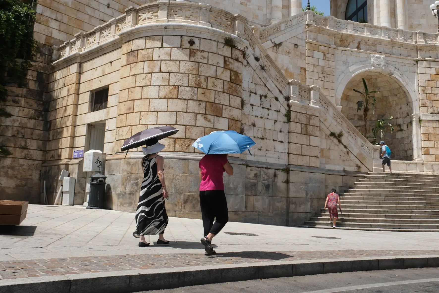 Turisti si riparano dal caldo a Cagliari (archivio-Ungari)