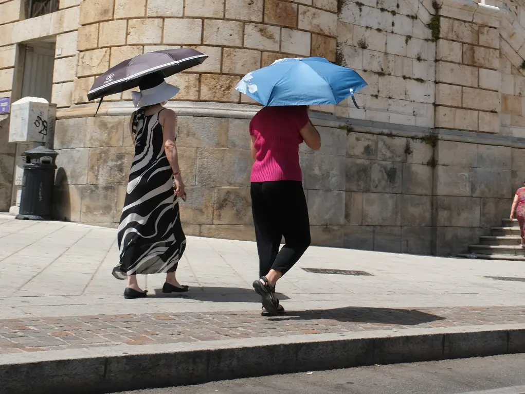 Turisti si riparano dal caldo a Cagliari (archivio-Ungari)