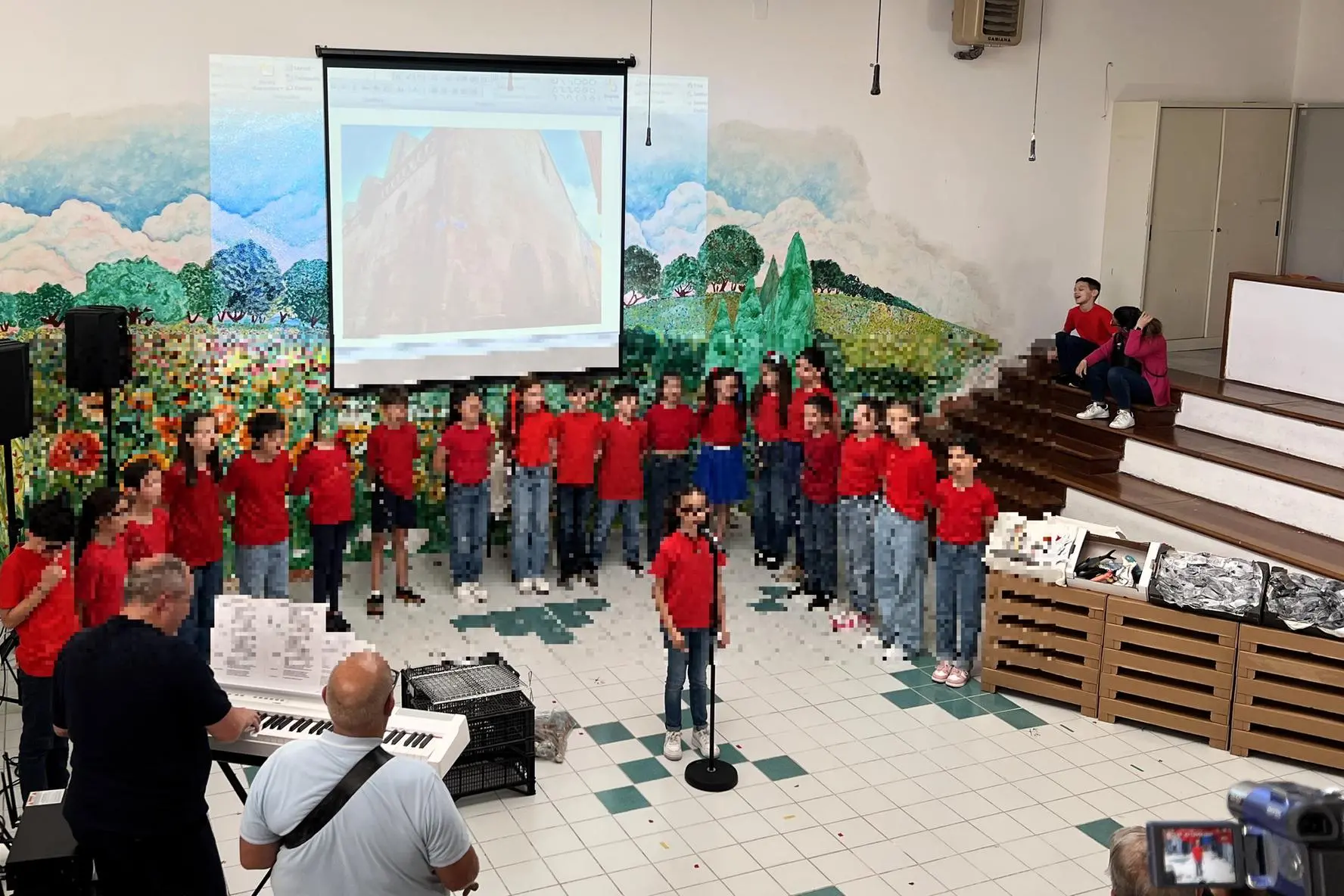 Un momento dello spettacolo nella scuola di via Forlanini (foto di Giampiero Marras)