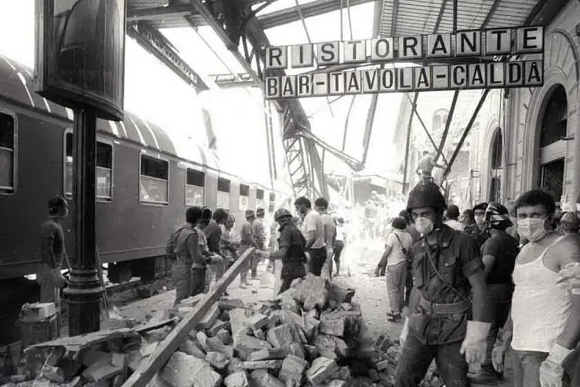 La stazione di Bologna dopo l'attentato (Archivio L'Unione Sarda)