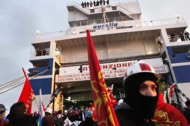 lavoratori alcoa bloccano partenza tirrenia foto nico belillo