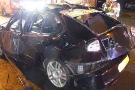 L'auto dopo l'esplosione nell'immagine postata sui social dai vigili del fuoco