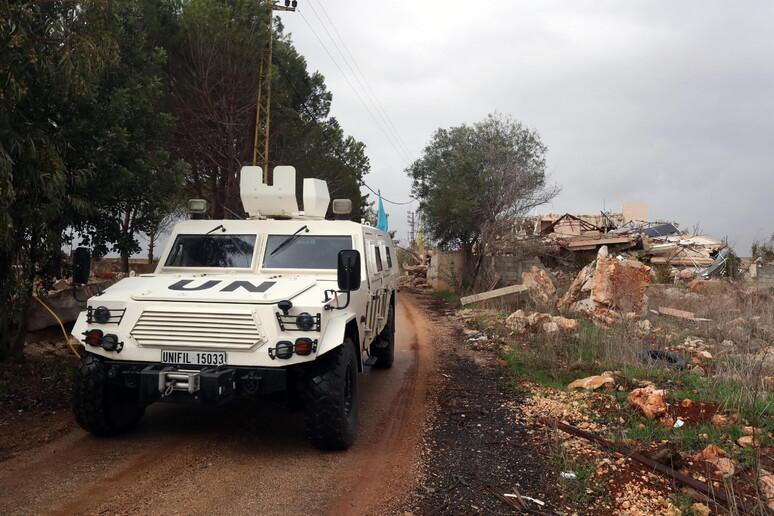 Tank dell’Idf sperona veicoli italiani in Libano