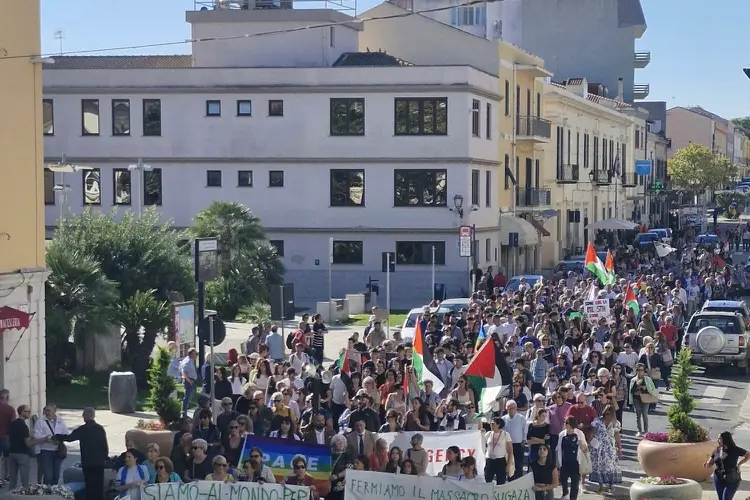 La folla di partecipanti alla manifestazione pro Palestina a Porto Torres (foto Pala)