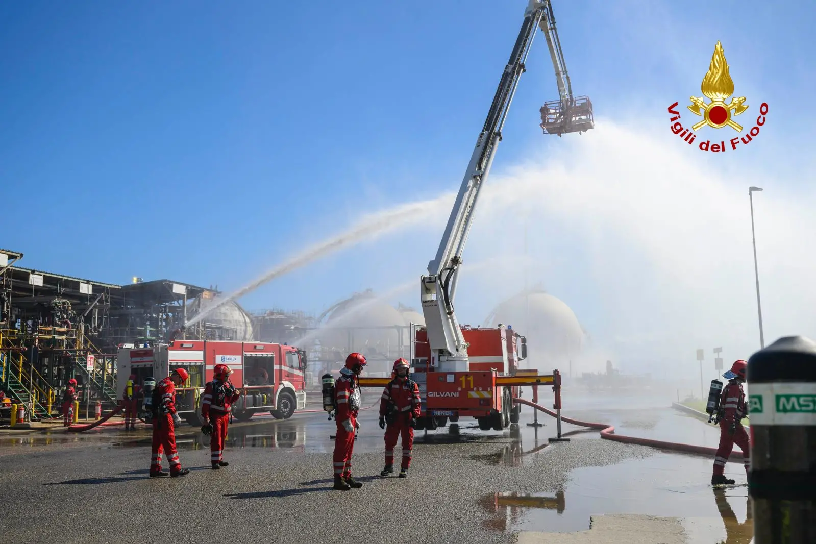 I vigili del fuoco durante l'esercitazione allo stabilimento Sarlux
