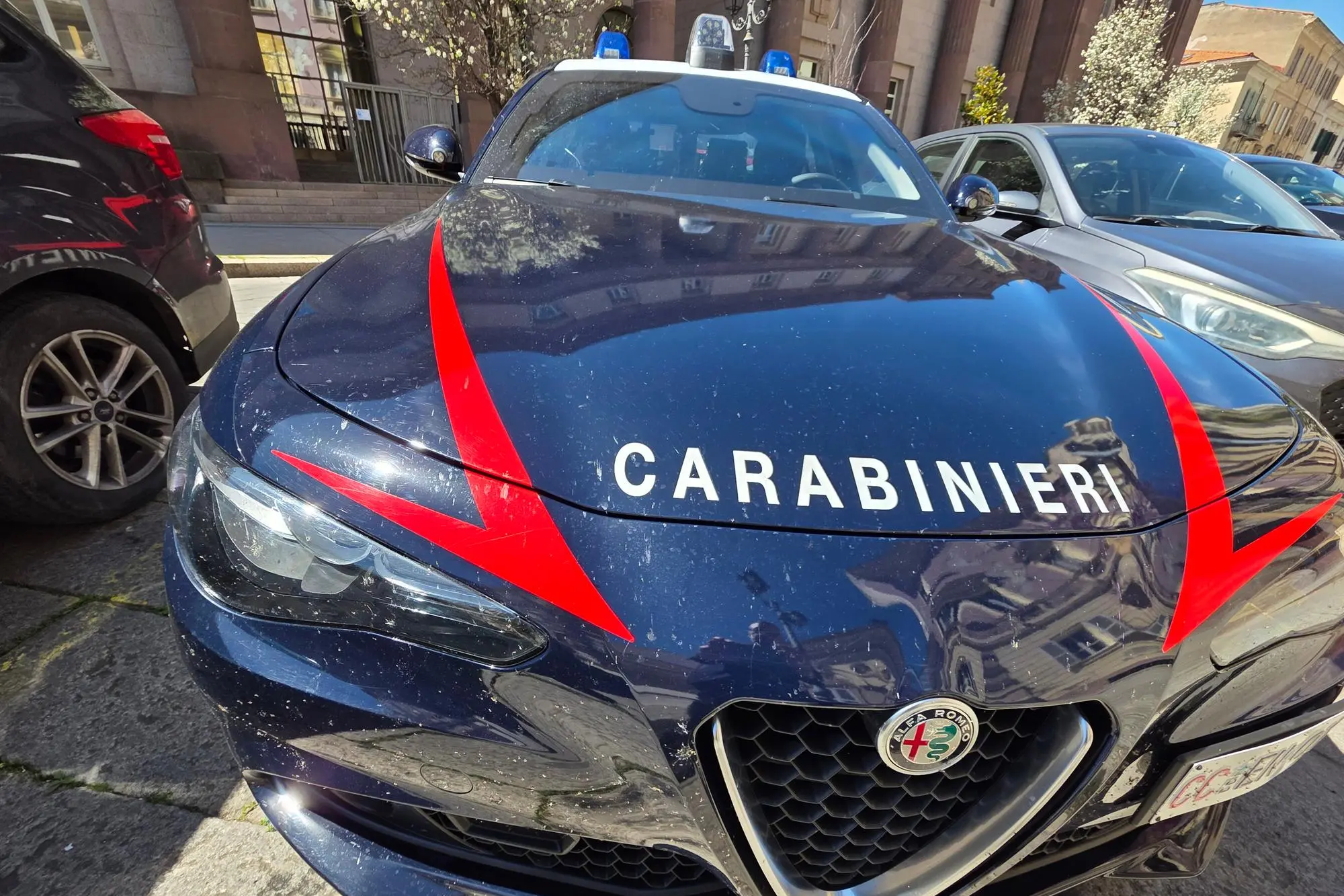 Carabinieri davanti al tribunale