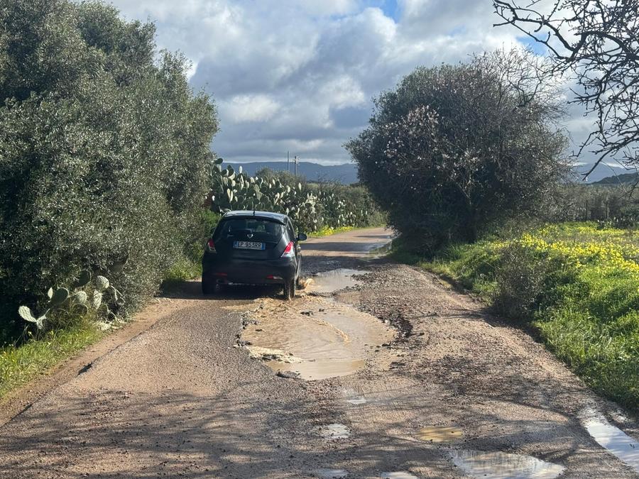 Sinnai, buche sulla strada di Su Pranu con le buche