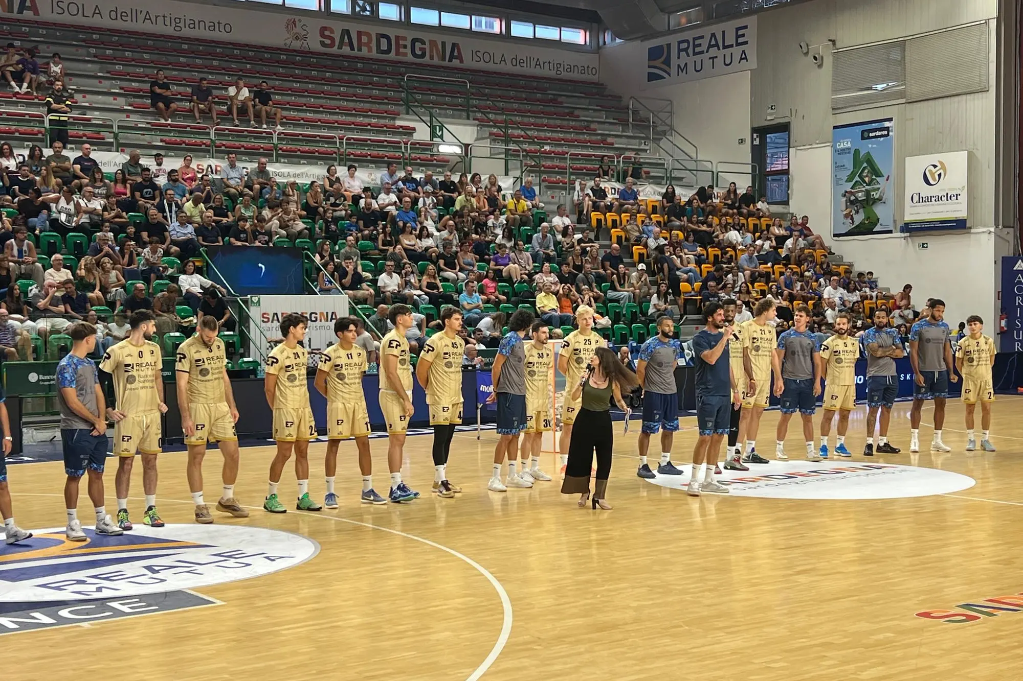 La Dinamo schierata al PalaSerradimigni (foto G. Marras)