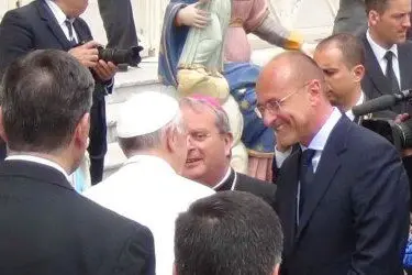 Papa Bergoglio parla con il vescovo di Cagliari Miglio e il governatore Cappellacci