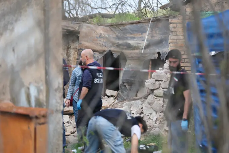 La polizia al lavoro tra le macerie (foto ANSA)