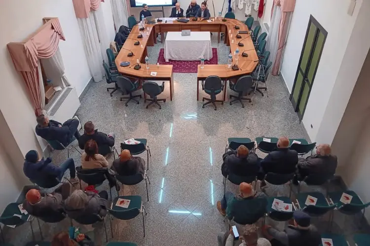 L'assemblea pubblica a Usini(foto concessa)