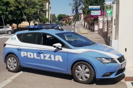 Una pattuglia della polizia a Carbonia (foto Ansa)