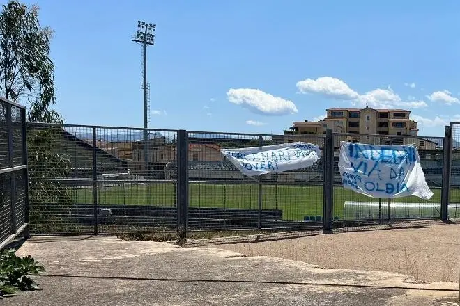 Lo striscione di contestazione comparso al “Nespoli” due settimane fa (foto Giagnoni)