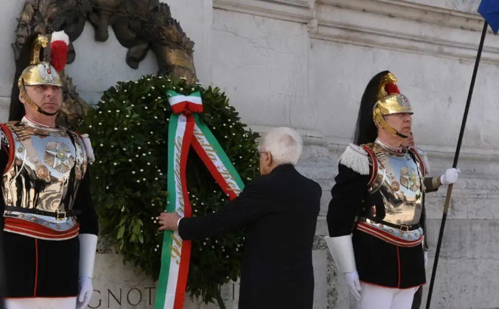 Mattarella ha posto una corona d'alloro sull'Altare della Patria