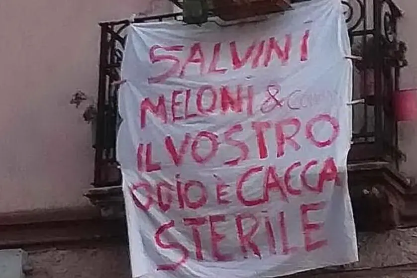 Lo striscione (foto L'Unione Sarda - Gioia)