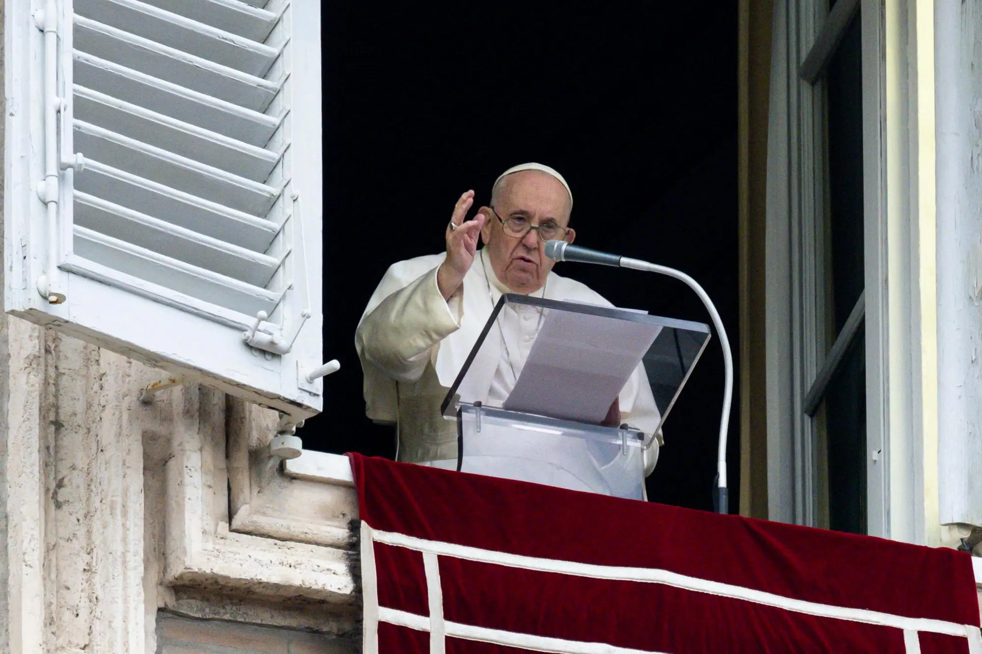 Pope Francis during the Angelus prayer in Saint Peter's Square, Vatican City, 15 January 2023. ANSA/VATICAN MEDIA +++ ANSA PROVIDES ACCESS TO THIS HANDOUT PHOTO TO BE USED SOLELY TO ILLUSTRATE NEWS REPORTING OR COMMENTARY ON THE FACTS OR EVENTS DEPICTED IN THIS IMAGE; NO ARCHIVING; NO LICENSING +++ NPK +++