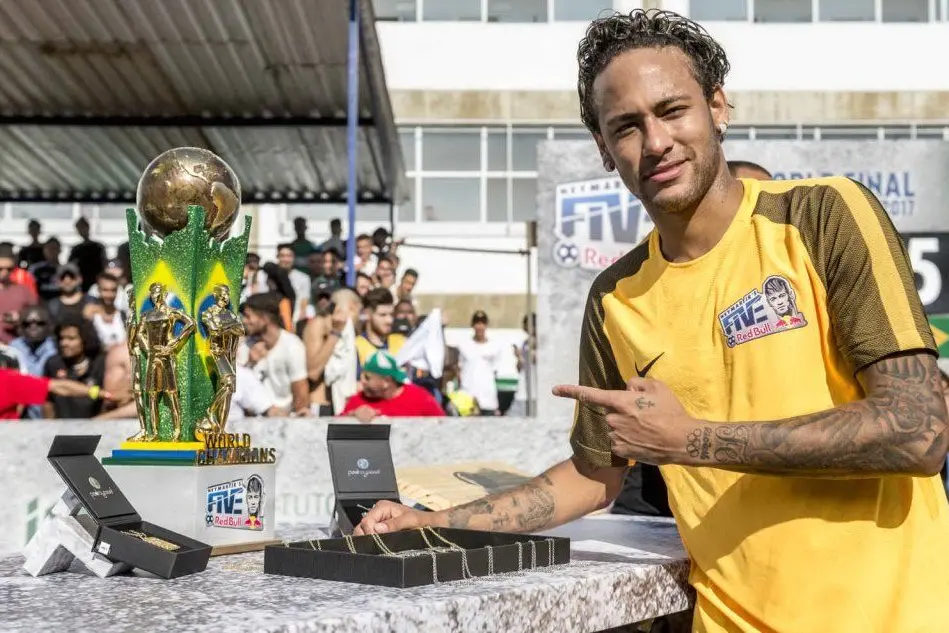 Neymar col trofeo