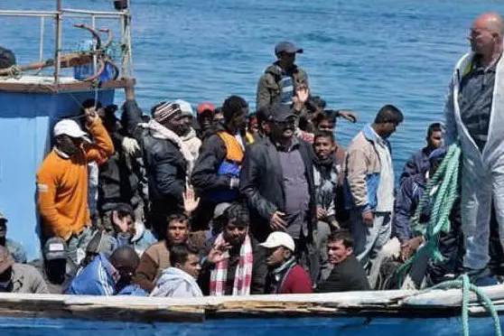 Una barca di migranti