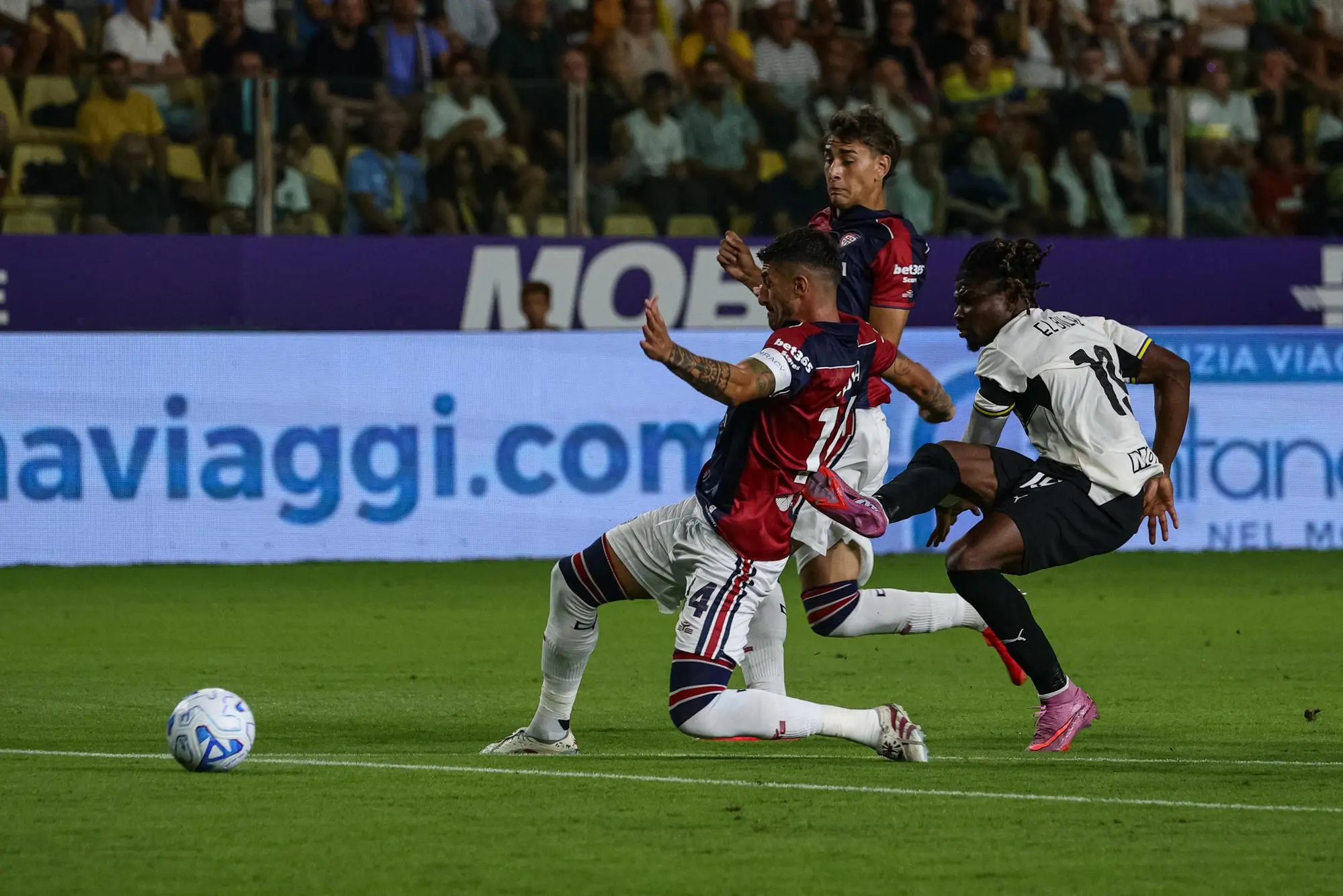 Parma-Cagliari 0-0 al 45’: un palo di Mendy la migliore occasione Alessandro Deiola contrasta El Bilal Touré nel primo tempo di Parma-Cagliari (foto Ansa)