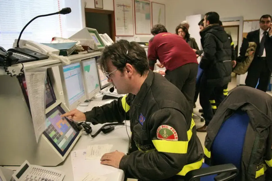 Centrale operativa dei vigili del fuoco di Parma (Ansa)
