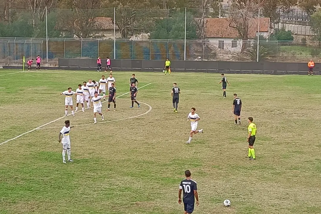 Punizione di Ragatzu nel match di andata con l’Ischia (foto Giagnoni)