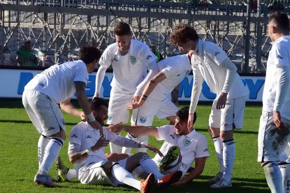 L'esultanza dei giocatori dell'Olbia dopo il gol segnato al Rieti