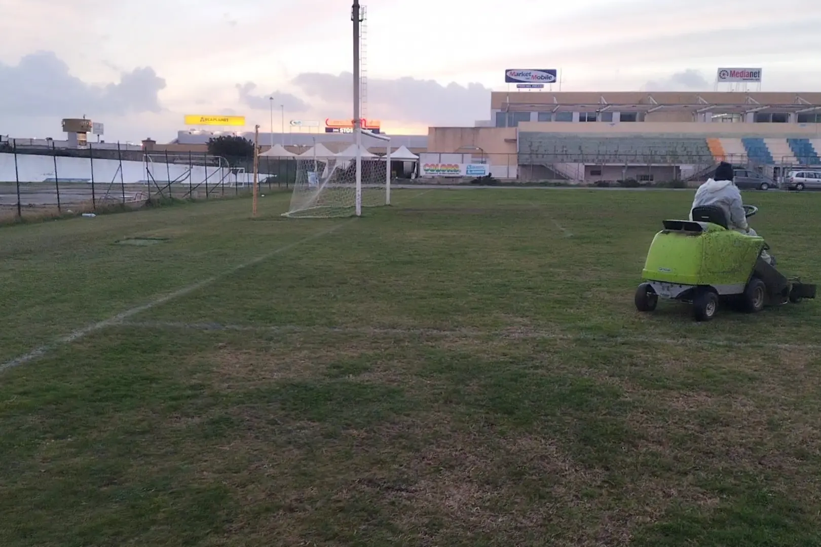 Manutenzione allo stadio di Carbonia. (a. s.)