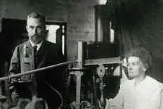 Marie e Pierre Curie al lavoro in laboratorio (foto Ansa)