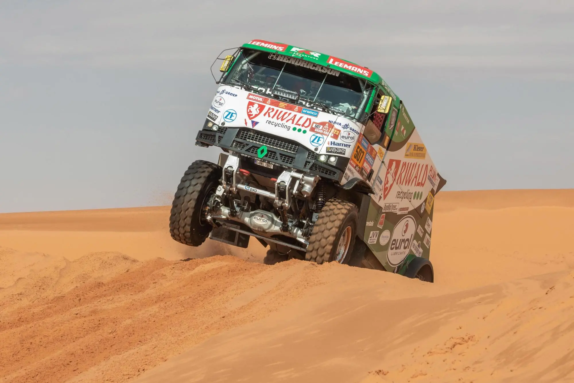 Un equipaggio in gara nella Dakar (Ansa)