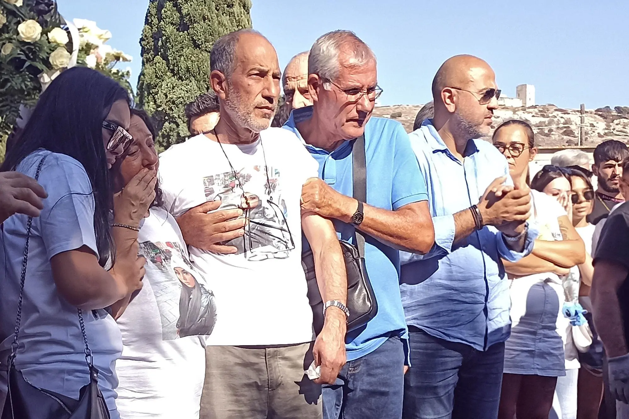 Omar Zaher sorretto durante il funerale della figlia Najibe (Giuseppe Ungari)